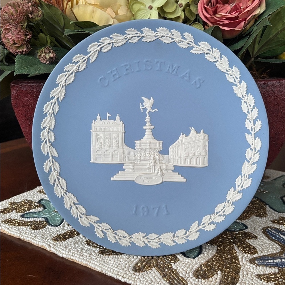 Wedgwood 1971 Christmas Plate Blue White Jasperware Piccadilly Circus Vintage
